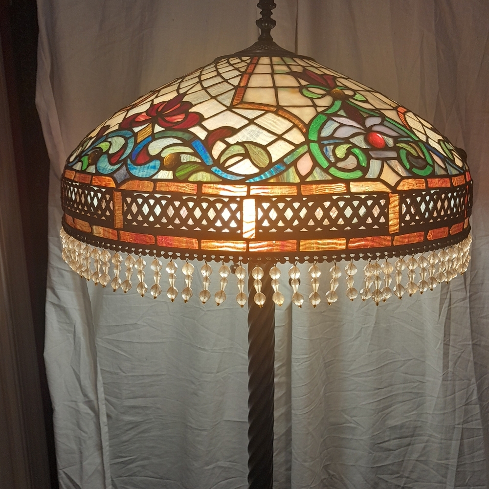 Tiffany Designs Stained Glass Lamp with Multicolor Pattern